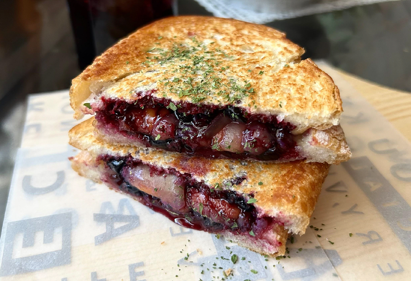 ブラックカラントのグリルドチーズサンド