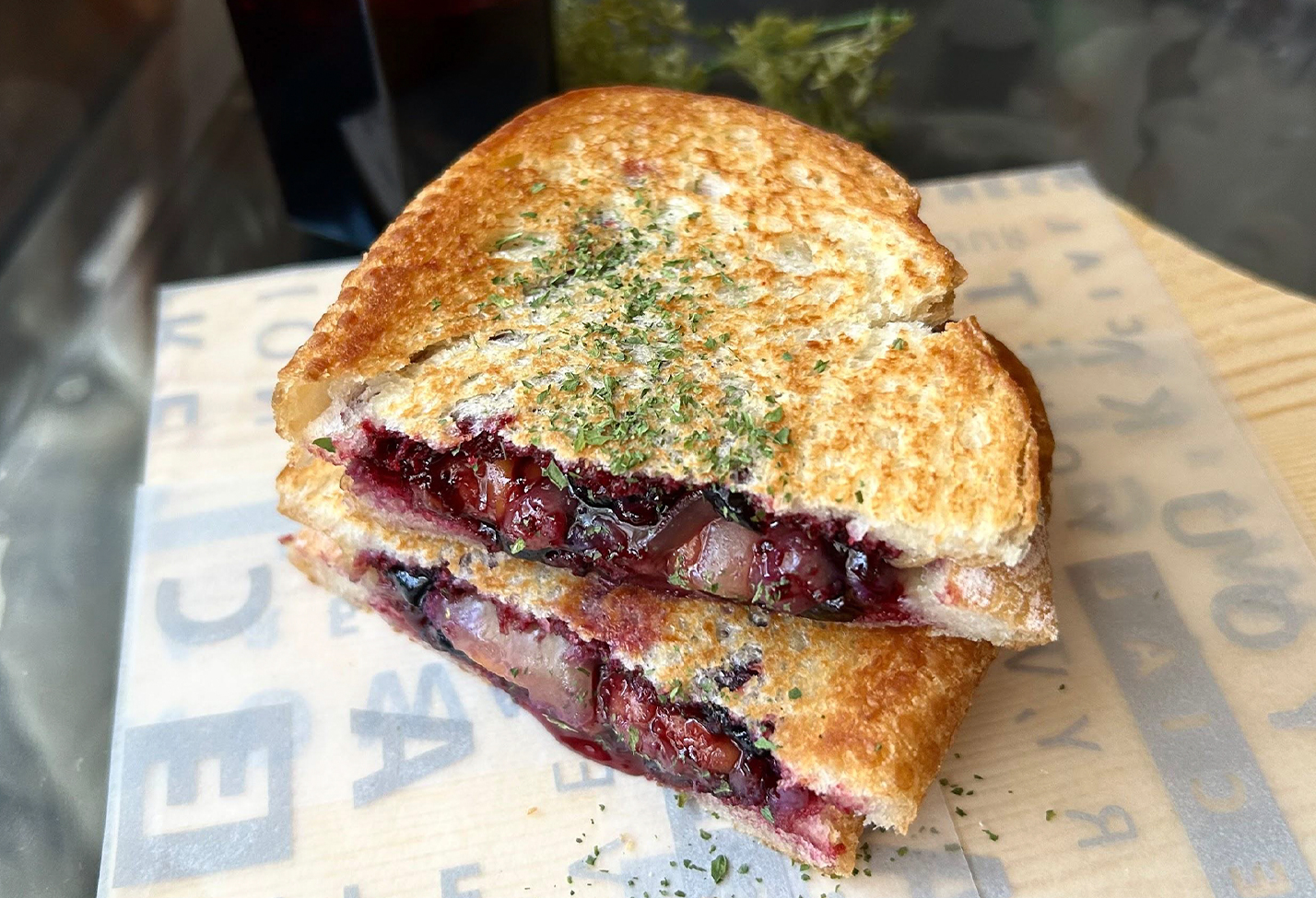 ブラックカラントのグリルドチーズサンド