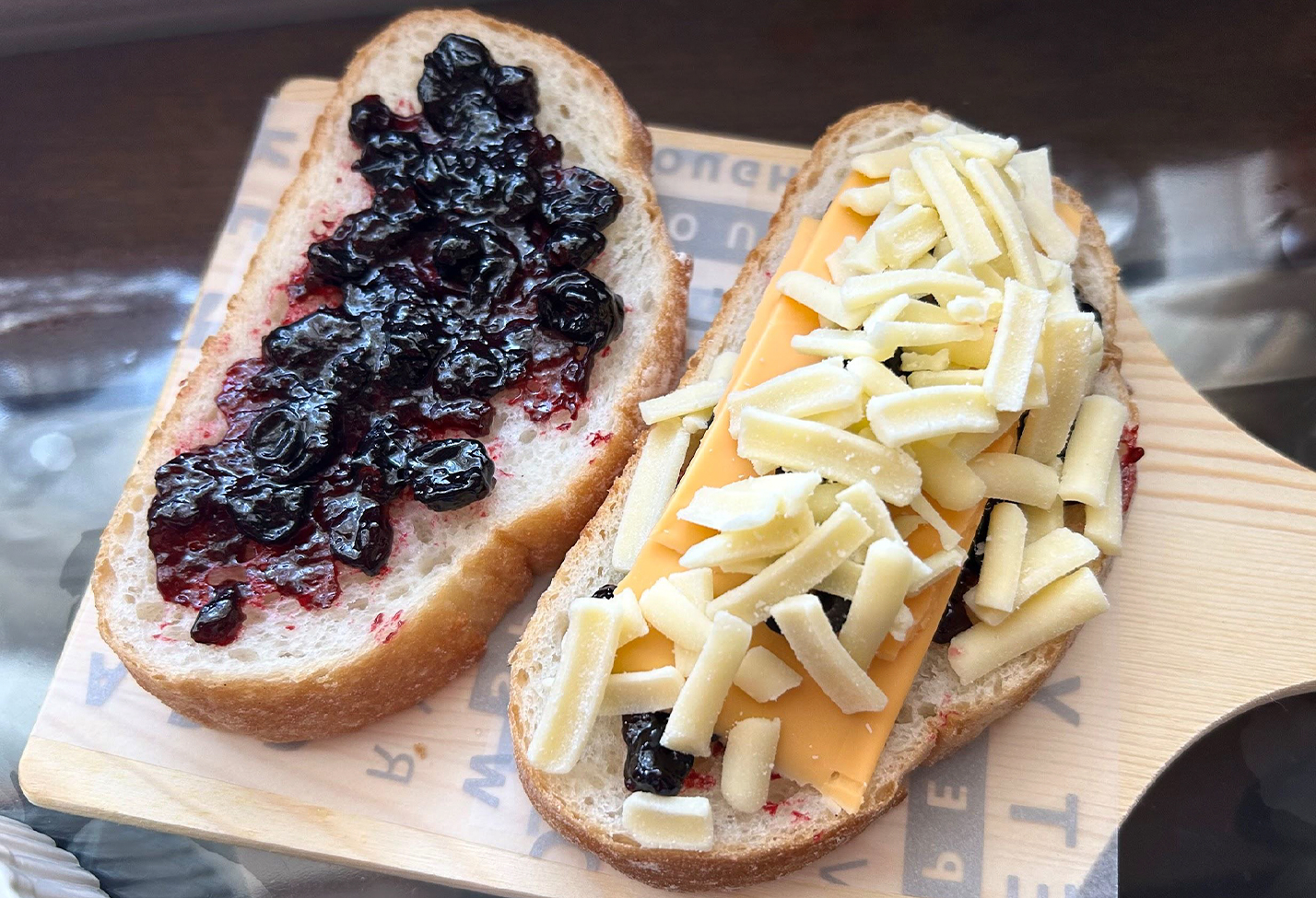 ブラックカラントのグリルドチーズサンド