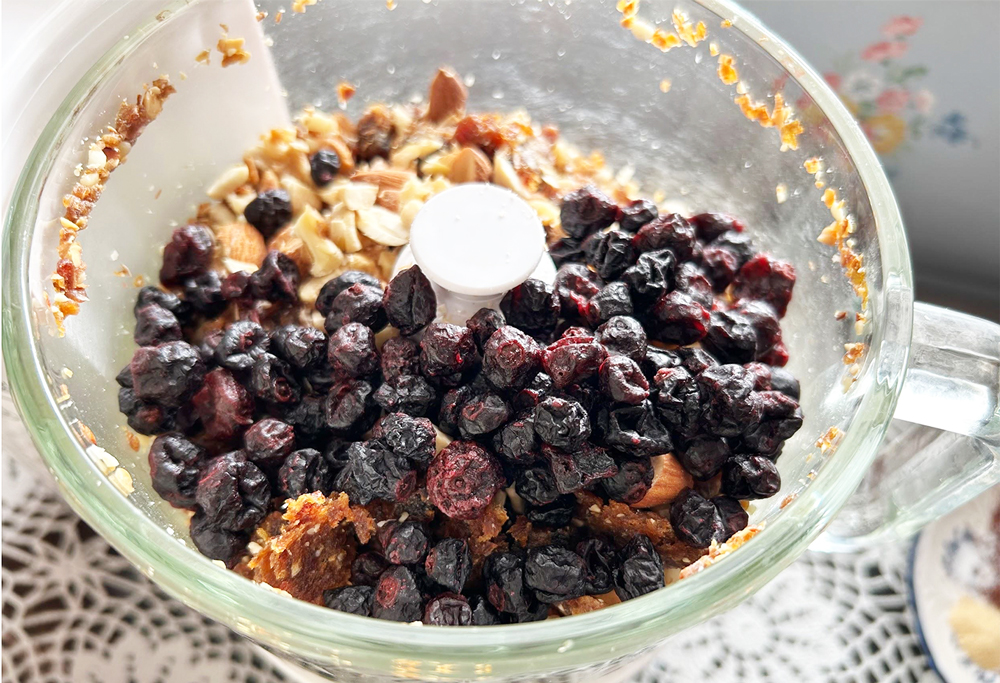 抹茶とブラックカラントのエナジーボール