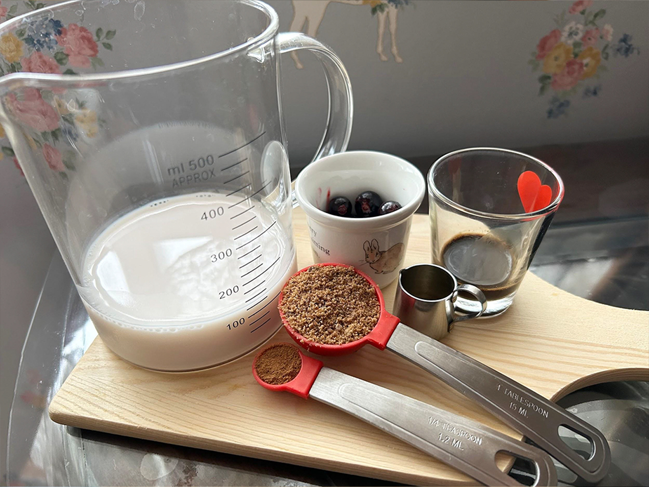 ブラックカラントと黒糖のラテ