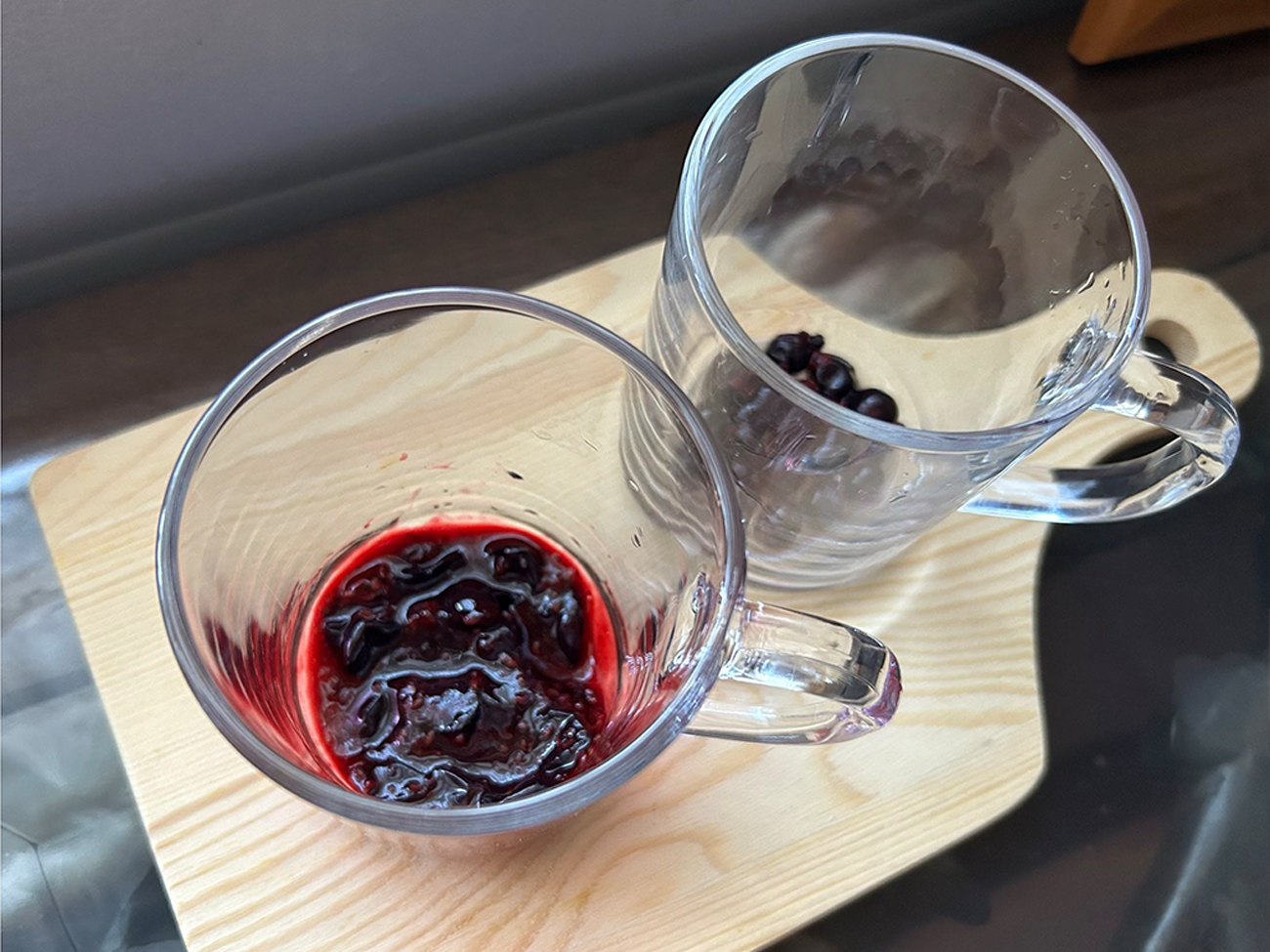 ブラックカラントと黒糖のラテ